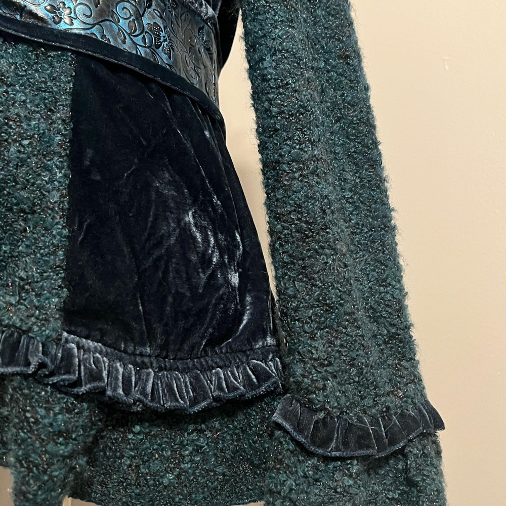 Elegant Women's Jacket with Faux Fur Trim - Picture 3 of 8